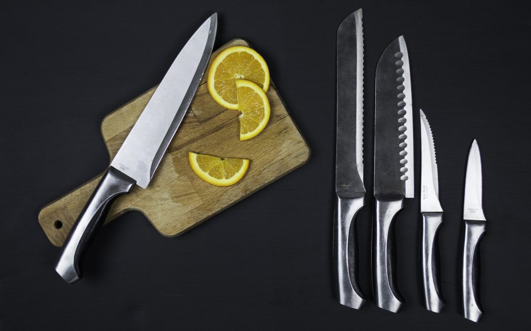 Juego de cuchillos profesionales de cocina sobre tabla de cortar de madera, con cuchillo de chef, deshuesar y verduras