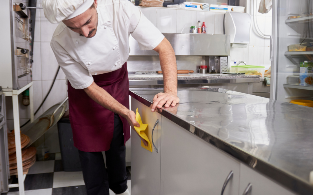 Utensilios de limpieza profesional para hostelería: bayetas de colores, guantes de nitrilo, pulverizador desinfectante y cubos de fregar diferenciados por zonas